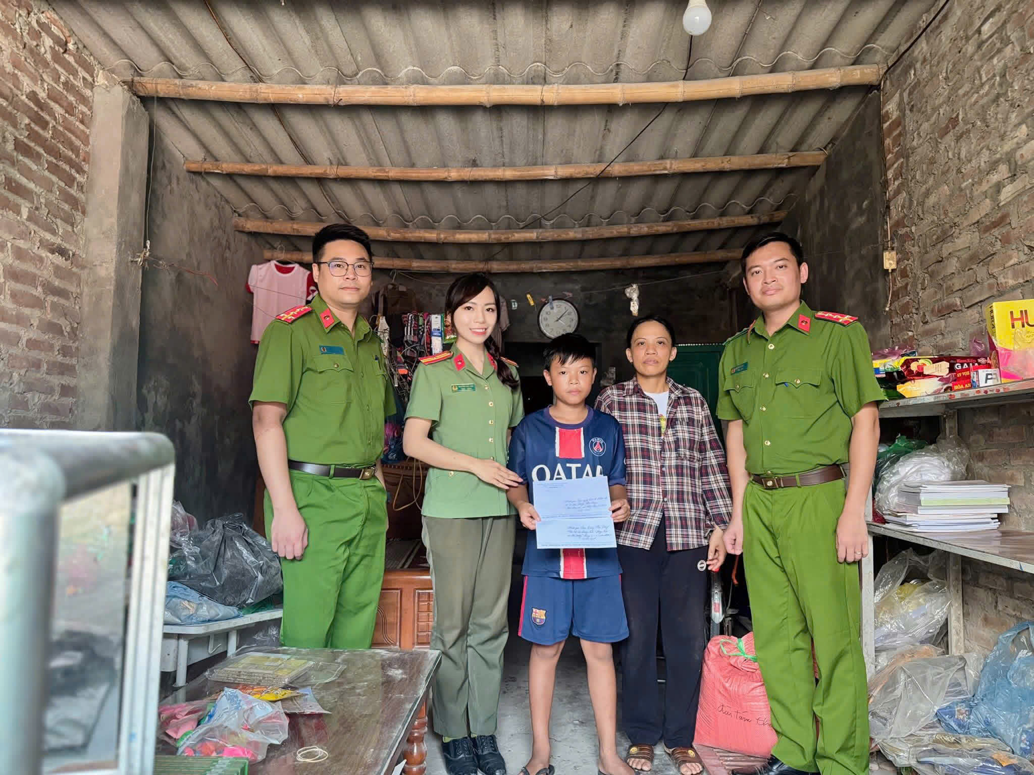 Công an xã Thái Tân tổ chức thăm, tặng quà trẻ em khó khăn nhân ngày Quốc tế Thiếu nhi 01/06